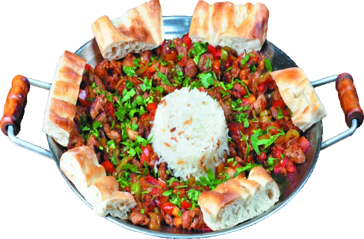 Saç Kavurma mit Lammfleisch, Reis, Gemüse und Fladenbrot